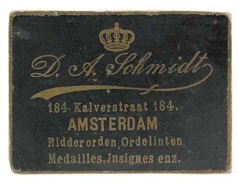 Box in carrying sign, 1910. Rectangular black cardboard box with gold-colo... Foto stock