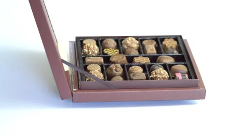 A box of chocolate sweets. Vidéo 87539674