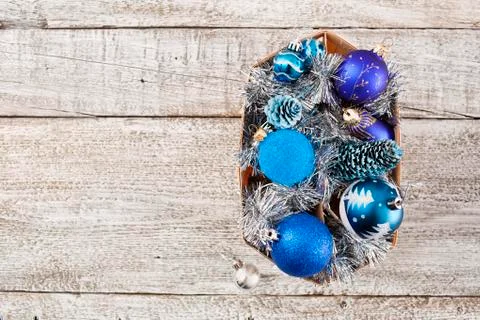 Box with christmas decorations Foto stock