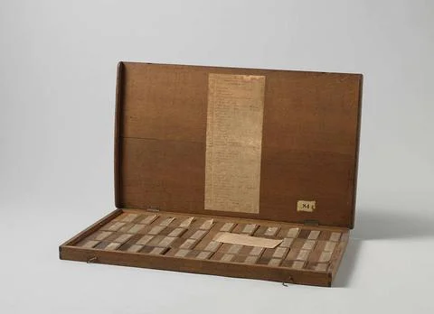 Box containing FORTY-FOUR SAMPLES OR WOOD FROM SURINAM. Rectangular box wi... Foto stock