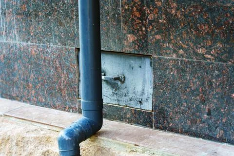 The box is covered with a plastic pipe. A box that cannot be opened. Absurdit Foto stock