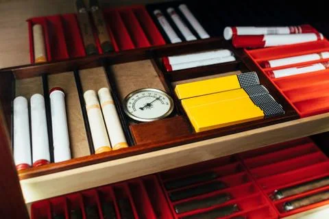 Box with different grades of cigars Foto stock