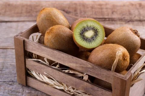 Box of fresh kiwi Stock Photos