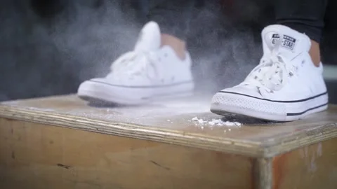 Box Jump with Chalk Explosion Slow Motion Vidéo 151807653