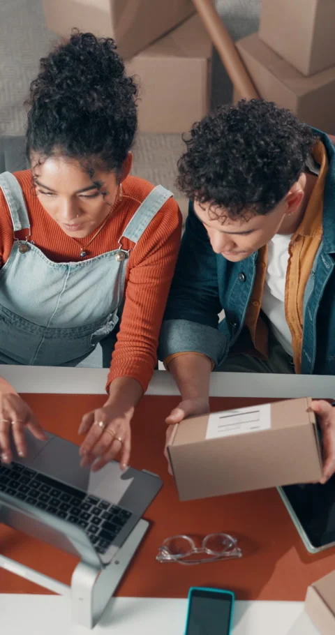 Box, laptop and typing with team in office together for delivery or parcel Vidéo 319819509