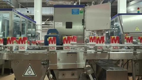 Box milk in conveyor 库存影片 165947049