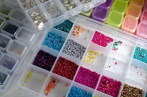 Box with multicolors sorted beads Foto stock