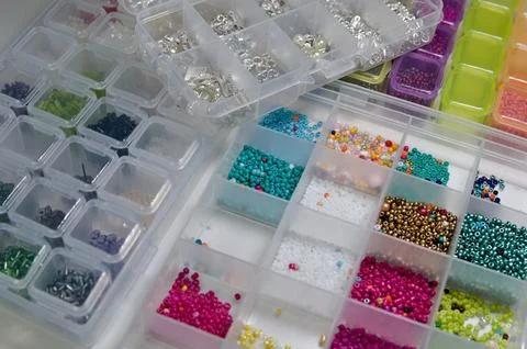 Box with multicolors sorted beads Foto stock