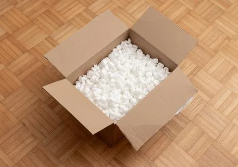 Box packaging with polystyrene peanuts inside Foto stock