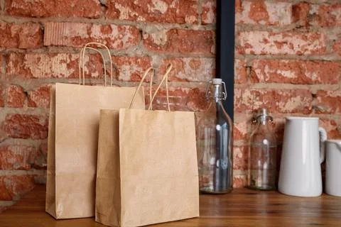 Box with packed meat vegetables on kitchen background Foto stock