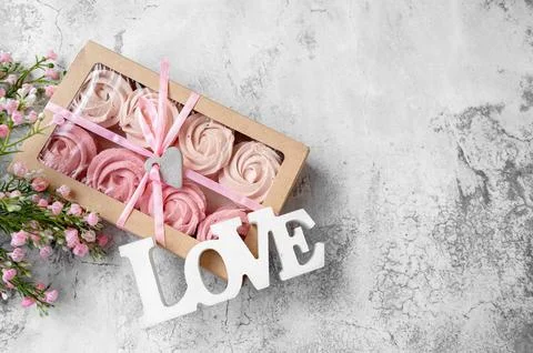 Box of pink marshmallows on the table. Handmade pink marshmallows are prepare Foto stock