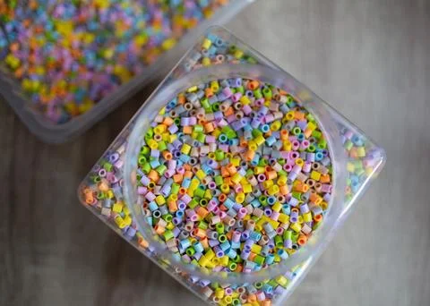 Box with plastic beads Foto stock