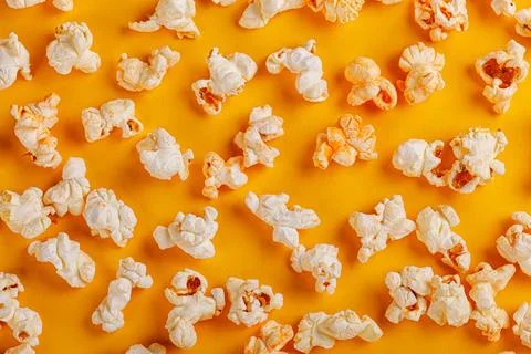 Box with popcorn on a yellow background 库存照片