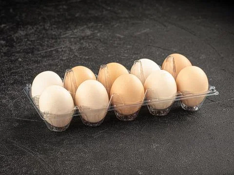 Box of raw chicken eggs Foto stock