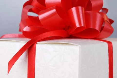 Box with red bow Foto stock