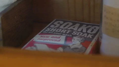 A box of Soako brand detergent inside a wooden box Vídeo Stock 121701138