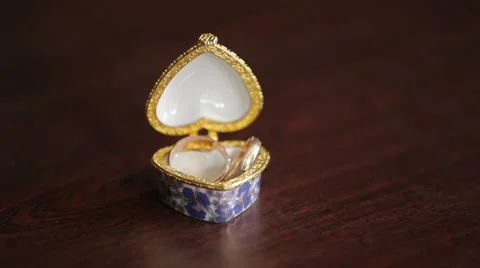 The box with wedding rings Video stock 52433201