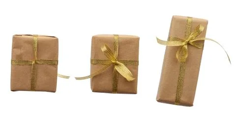 Box wrapped in brown kraft paper and tied with a blue ribbon, gift isolated Foto stock