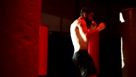 Boxer con la barba si allena lanciando pugni in palestra. Stock Footage 139887634