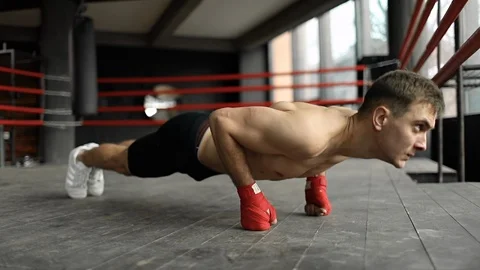 Boxer Doing Pushups at the Ring 動画素材 103755038