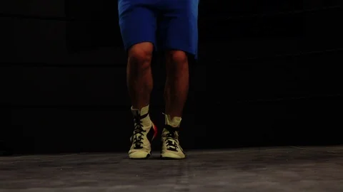 Boxer making rope jumps in the ring, close up feet moves slow motion Stockbeeldmateriaal 101214928