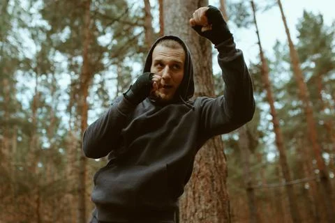 Boxer man traning in the forest. Shadow boxing. Boxer jog. Sport motivation Stock-Fotos