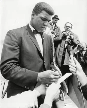 Boxer Muhammad Ali (formerly: Cassius Clay) Signing Autographs On Arrival At Lon Fotos de archivo