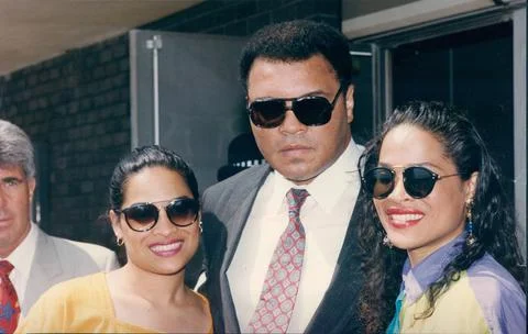 Boxer Muhammad Ali (formerly: Cassius Clay) With His Twin Daughters Jamilla &amp; Ra Stock Photos