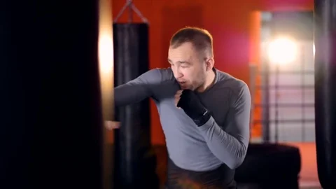 A boxer in slow motion repeats his jabs and undercuts. Video stock 80584770
