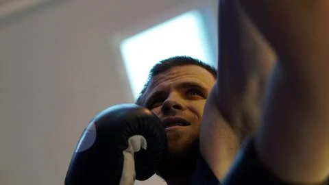 Boxer standing in boxing pose on the ring Foto stock