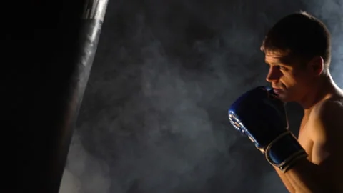 Boxer training in the gym Video stock 105910173