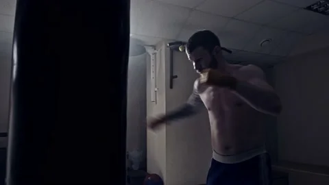 Boxer training with a punching bag . Vídeos de archivo 132340434