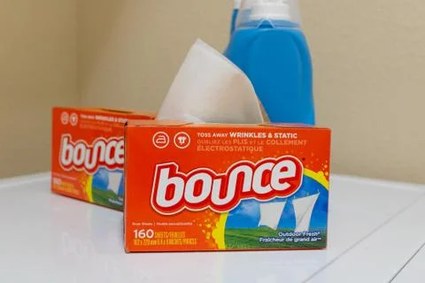 Boxes of Bounce dryer sheets with detergent Foto stock