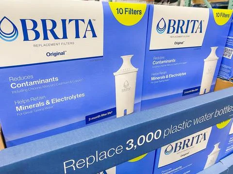 Boxes of Brita replacement water filters stacked on a retail store shelf - Fe Fotos Stock