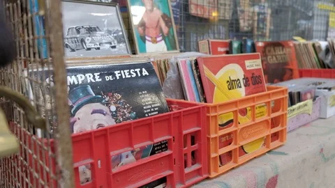 Boxes containing old vinyl records and cds on a flea store in San Telmo Fair Stock-Footage 122584531