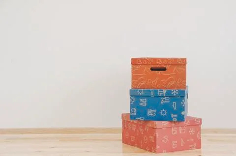 Boxes in empty room Stock-Fotos