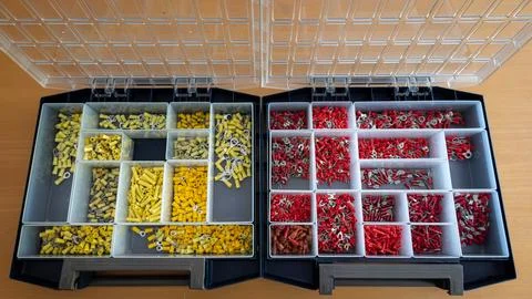 Boxes full of cable connectors and cable lugs in different colors Stock-Fotos
