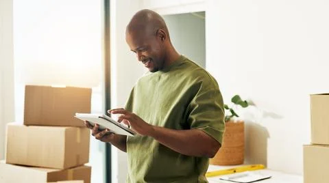 Boxes, interior design and tablet with happy man in new house for diy proje.. Foto stock