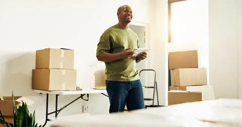 Boxes, interior design and tablet with black man in new home for diy projec.. Foto stock