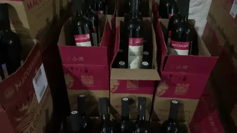 Boxes of wine in the warehouse of the Massandra winery. 库存影片 156266970