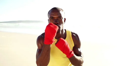 Boxing dude at the beach Vidéo 36889792