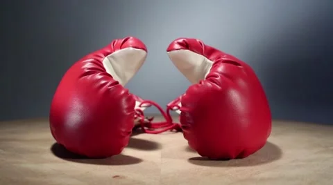 Boxing gloves rotate on table Vídeo Stock 47333207