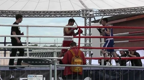 Boxing match at a tournament Vídeos de archivo 51365400