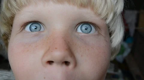 A boy of 10 years looking. 動画素材 52684052