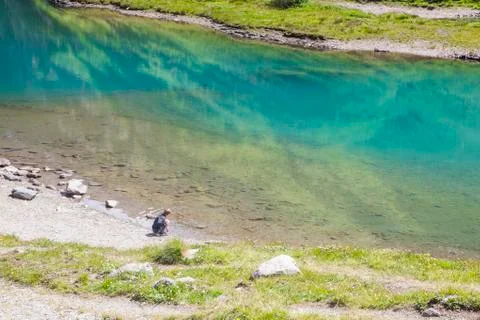 A boy at the alpine lake Foto stock