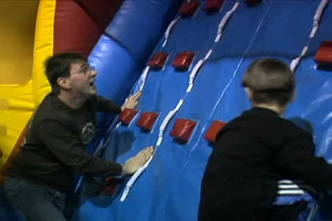 Boy and Dad Climbing up Wall 動画素材 10708750