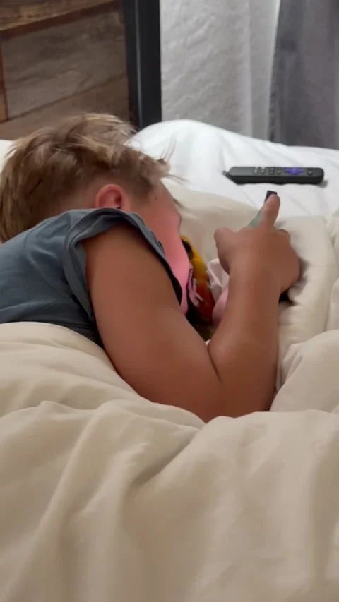 Boy and Parrot Doom Scrolling, Gilbert, Arizona - 28 Mar 2026 Vidéo 332306956