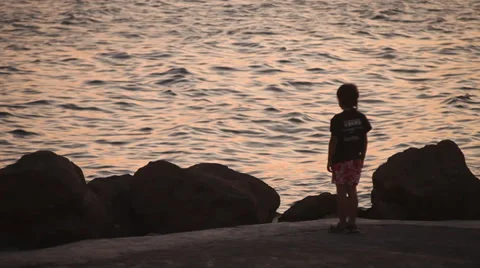 Boy And Sea Vídeo Stock 35291295