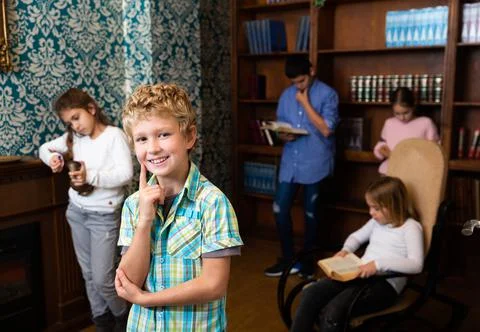 Boy are thinking about solving a problem in quest room Foto stock