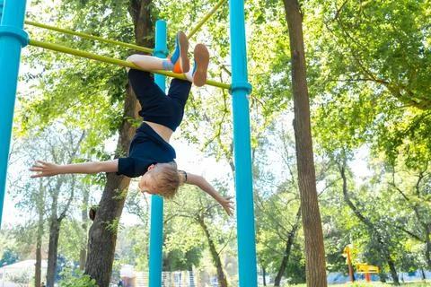 Boy athlete on horizontal bars Stock-Fotos